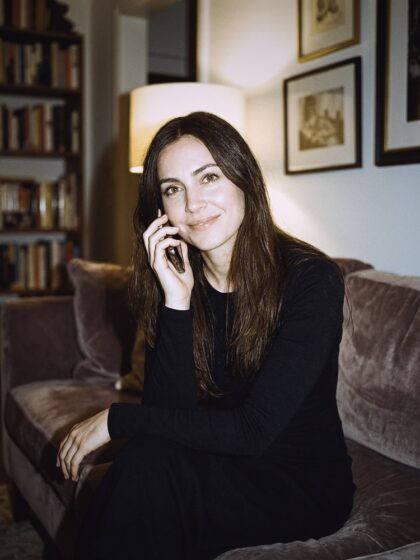Karine, hôtesse milf du téléphone rose, au téléphone