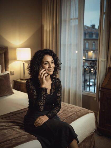Martine, hôtesse mature du téléphone rose, au téléphone